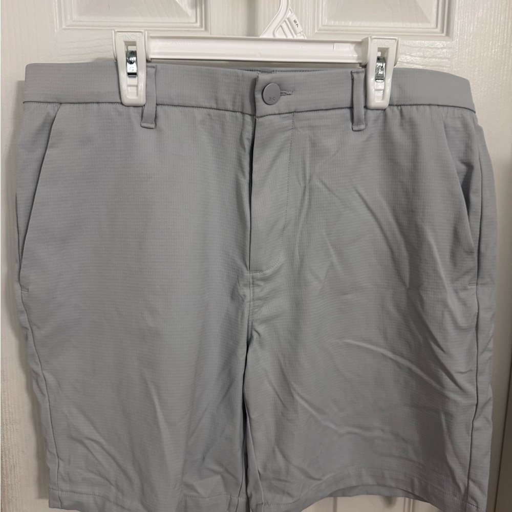 Under Armour Light Gray Vented Golf Shorts - Size 34 - Like New